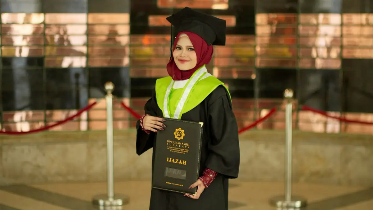 Hafizah 30 Juz Asal Aceh Utara Raih Predikat Lulus Cum Laude di UINSA