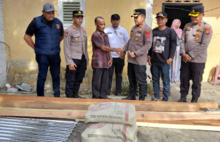 Janda Korban Rumah Tertimpa Pohon Terima Bantuan dari Polres Abdya