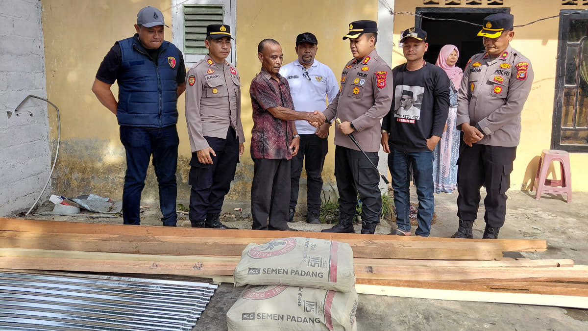 Janda Korban Rumah Tertimpa Pohon Terima Bantuan dari Polres Abdya