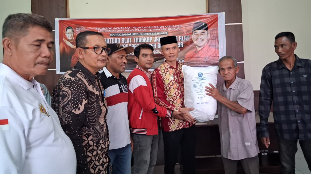 Jamaluddin Idham Salurkan 148 Paket Alat Tangkap untuk Nelayan Abdya