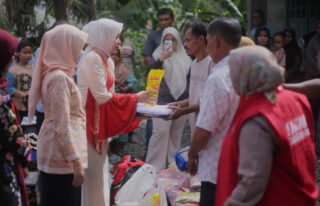 Kebakaran di Babahrot, Pemkab Abdya Serahkan Bantuan Logistik untuk Korban