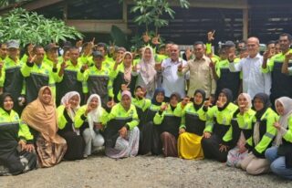 Bupati Safaruddin Naikkan Gaji Petugas Kebersihan Abdya dan Guyur Bonus Rp 10 Juta