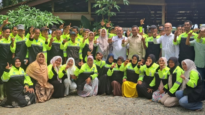 Bupati Safaruddin Naikkan Gaji Petugas Kebersihan Abdya dan Guyur Bonus Rp 10 Juta