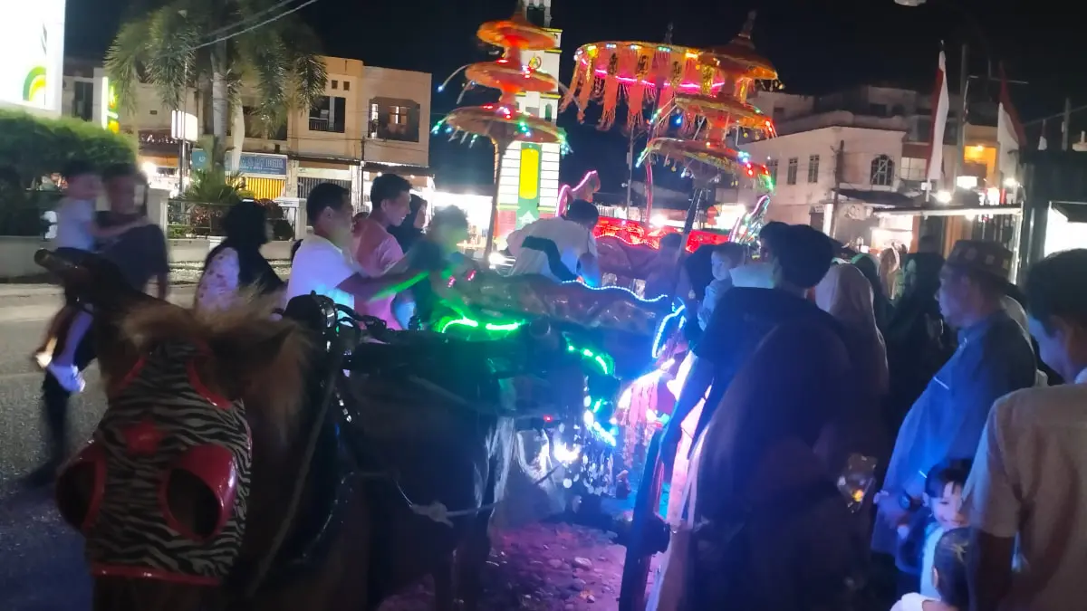 Delman Lampu Hias Diserbu Warga di Pusat Kota Blangpidie
