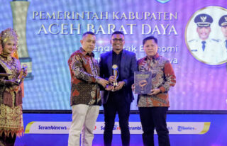 Dinilai Berani Buat 'Gebrakan', Bupati Abdya Terima Penghargaan Serambi Awards 2026