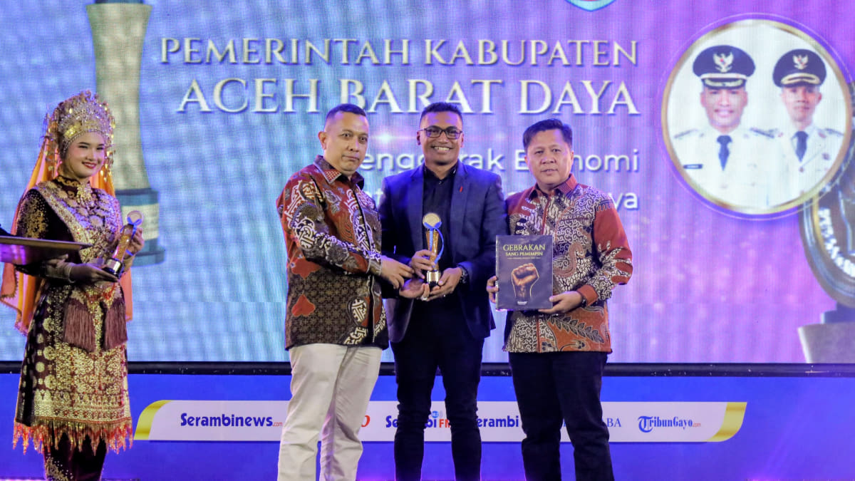 Dinilai Berani Buat 'Gebrakan', Bupati Abdya Terima Penghargaan Serambi Awards 2026