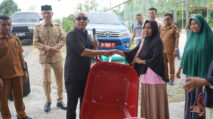 Wabup Abdya Serahkan 66 Gerobak Sorong untuk Pengumpul Batu Putih