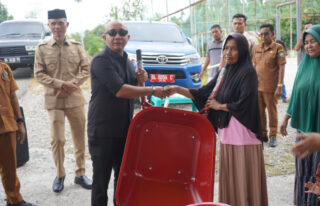 Wabup Abdya Serahkan 66 Gerobak Sorong untuk Pengumpul Batu Putih