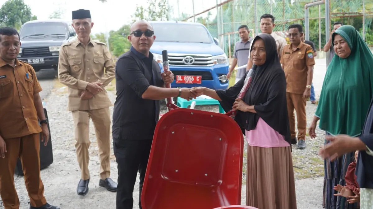 Wabup Abdya Serahkan 66 Gerobak Sorong untuk Pengumpul Batu Putih
