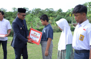 Bupati Abdya Serahkan Penghargaan untuk Guru dan Siswa Berprestasi Saat Hardikda 2026