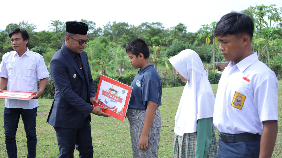 Bupati Abdya Serahkan Penghargaan untuk Guru dan Siswa Berprestasi Saat Hardikda 2026