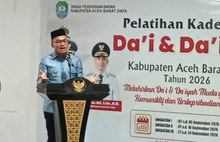 Bupati Abdya Buka Pelatihan Kaderisasi Da’i dan Da’iyah dan Serahkan Bantuan untuk Puluhan Dayah
