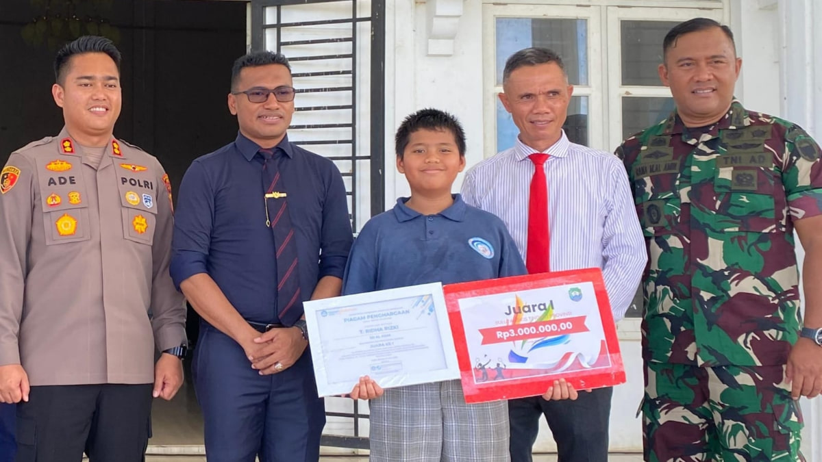 Juara I Bulu Tangkis O2SN Aceh, T. Ridha Rizki Terima Bonus dari Bupati Abdya