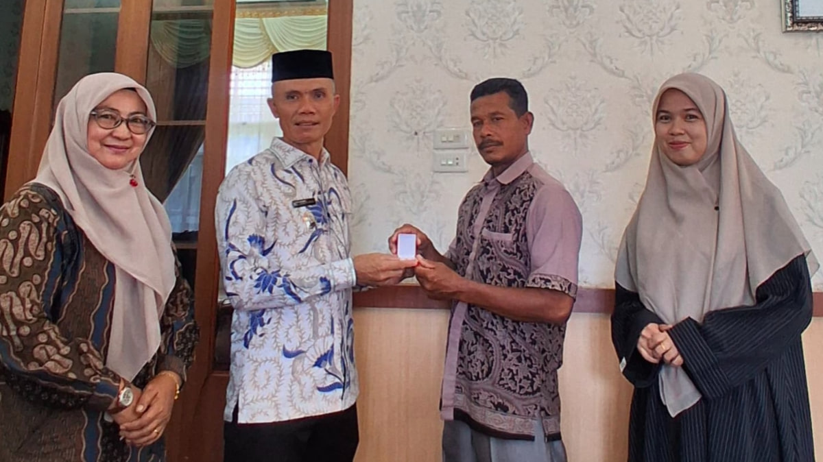 Wabup Zaman Akli Serahkan Bungong Jaroe Emas ke Ahli Waris Teungku Peukan Abdya