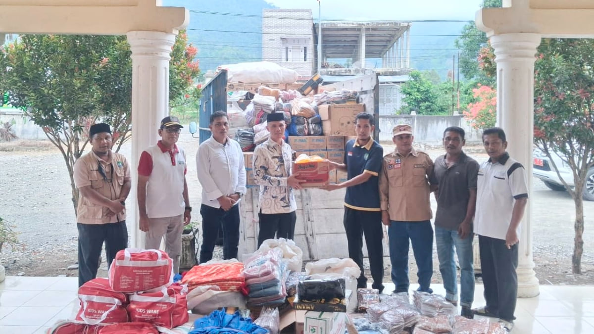 Wabup Abdya Salurkan Bantuan Masa Panik untuk Korban Banjir dan Longsor