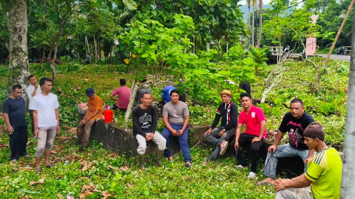 Warga Balohan Sabang Kompak Bersihkan Dua Kompleks Pemakaman