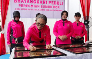 82 Titik Sumur Bor Bhayangkari Peduli Mengalir di Aceh