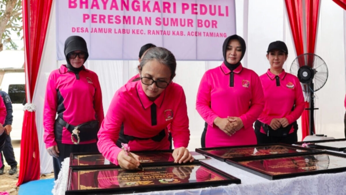 82 Titik Sumur Bor Bhayangkari Peduli Mengalir di Aceh