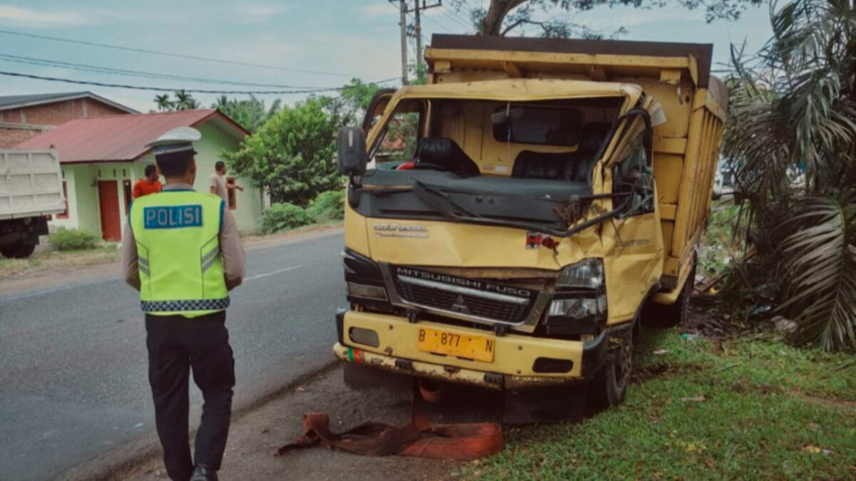 Rem Blong, Truk Fuso Alami Kecelakaan Tunggal di Meureubo