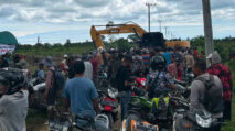 Diduga Ingkar Janji, Warga Gali Parit Putus Jalan Akses Perkebunan PT CA di Abdya
