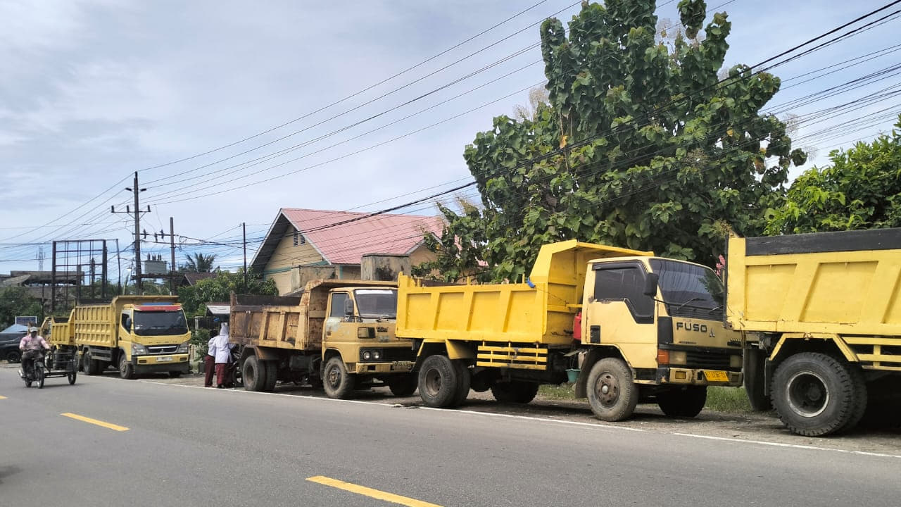 Truk Antre Solar di SPBU Abdya Nyaris Tutup Gerbang Sekolah, Ancam Keselamatan Siswa