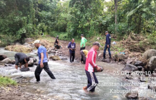 Seberangi Sungai ke Kebun, Warga Lamtamot Desak Pemkab Aceh Besar Bangun Jembatan