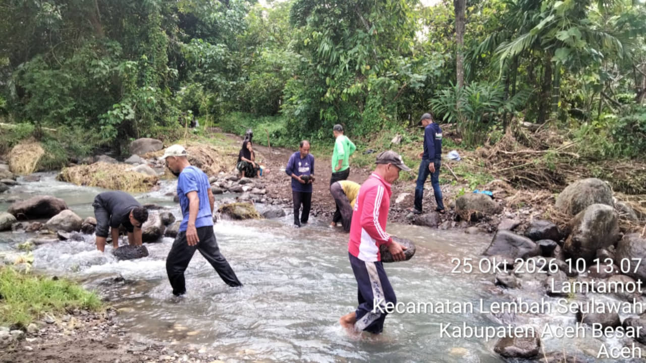 Seberangi Sungai ke Kebun, Warga Lamtamot Desak Pemkab Aceh Besar Bangun Jembatan