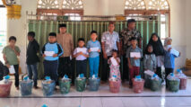 Peringati Maulid Nabi, Warga Desa Lamtamot Santuni 14 Anak Yatim Piatu