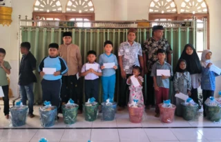 Peringati Maulid Nabi, Warga Desa Lamtamot Santuni 14 Anak Yatim Piatu