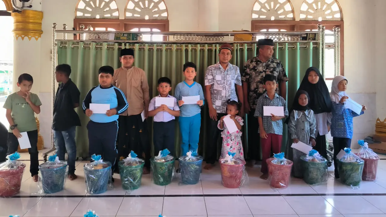 Peringati Maulid Nabi, Warga Desa Lamtamot Santuni 14 Anak Yatim Piatu