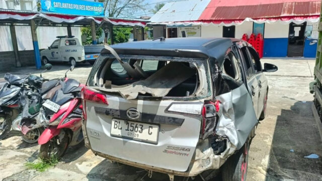 Dump Truck Hantam Mobil Warga Abdya yang Sedang Parkir di Aceh Barat