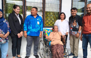 Identitas Terkuak, Dinsos Abdya Antar Nenek Asal Nias yang Terlantar ke Sumut