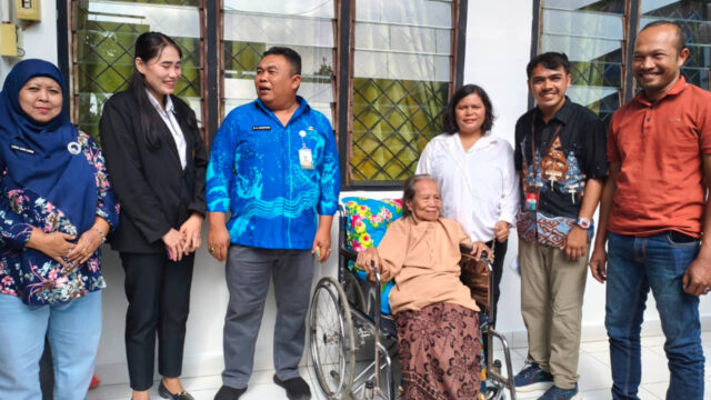 Identitas Terkuak, Dinsos Abdya Antar Nenek Asal Nias yang Terlantar ke Sumut