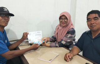 Pemilik Warkop di Blangpidie Salurkan Zakat Melalui Lazismu Abdya