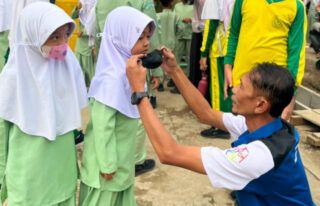 Relawan TIK dan PSC 119 Bagikan 1.000 Masker untuk Anak Sekolah di Abdya