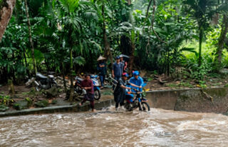 Terjang Aliran Sungai, Petani di Aceh Besar Kesulitan Angkut Hasil Panen