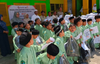 Lazismu Aceh Salurkan Bantuan School Kit untuk Siswa MIM Blangpidie Abdya